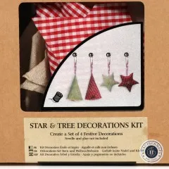 Nahaufnahme des Verpackungsfensters mit den enthaltenen Stoffen und den fertig genähten Stern- und Baum-Anhängern als Vorschau.
